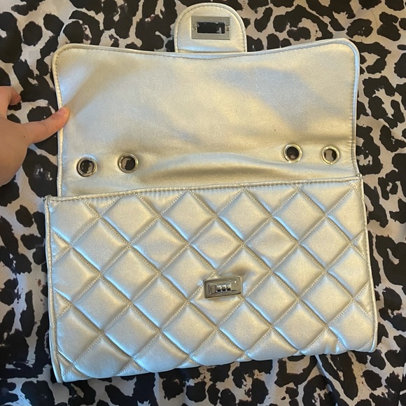 Beautiful MMS Design Studio silver quilted clutch with twist lock ❤️ - Picture 7 of 15
